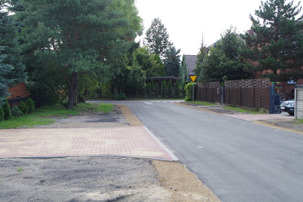 Fotografia przedstawia widok ulicy Anioła w Kaletach Jędrysku po remoncie - nakładka asfaltowa